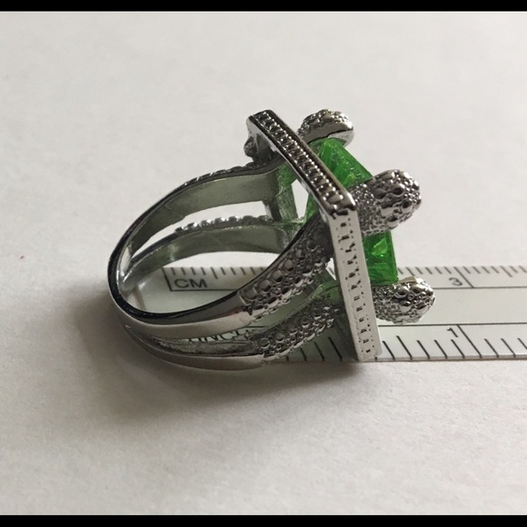 Large Elegant Fashion Peridot Green Colored Stone - Picture 4 of 8